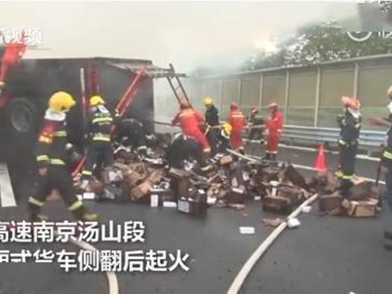 车上货物散落一地。网图