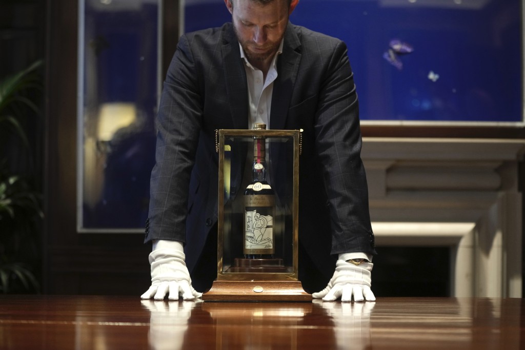 這瓶威士忌，拍賣成交價超過2100萬港幣。 美聯社