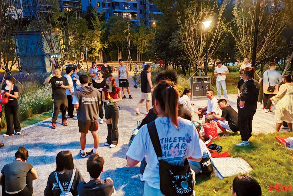 遊戲開始前,大家會先到公園等場地集合。