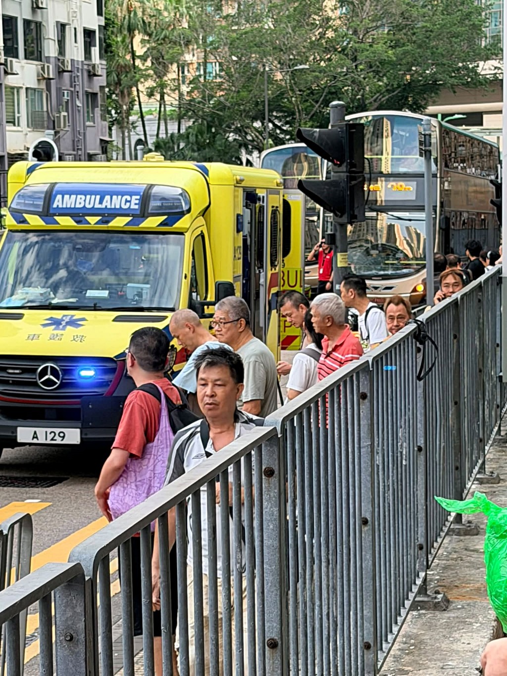 救護車到場待命。網圖 救護車到場待命。網圖