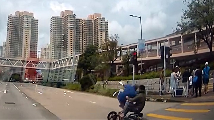 電動單車撞倒男途人。fb： 交通意外求片區