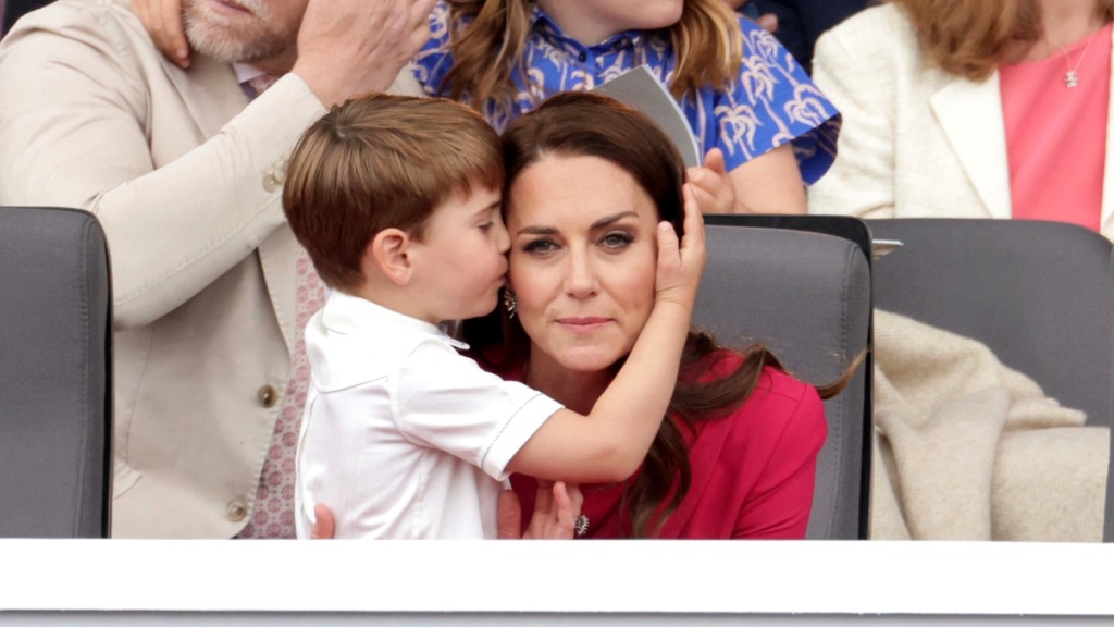 路易王子也会撒娇，突然亲了妈妈凯特一下。 美联社