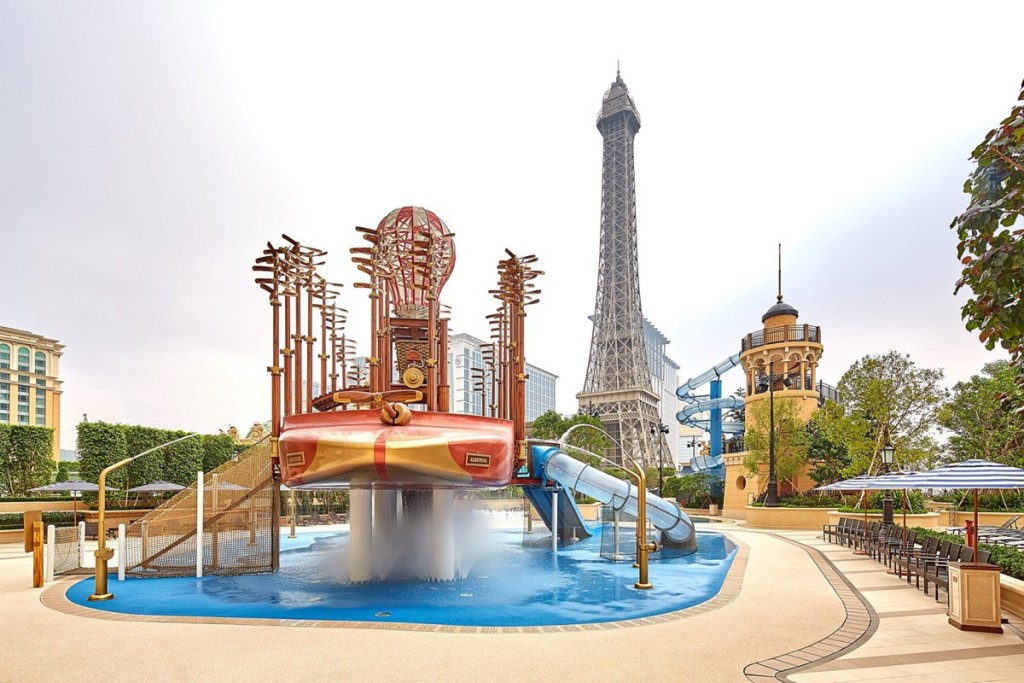 澳門巴黎人水世界擁有三大水上娛樂區， 設三個獨立泳池，讓大人和小孩都能暢享水上樂趣。