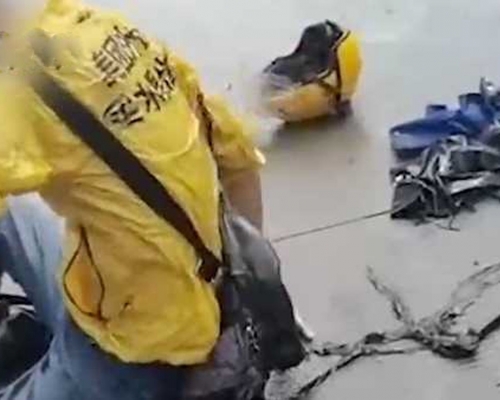外賣員下班後河邊釣魚，疑遭遇雷擊暈倒。