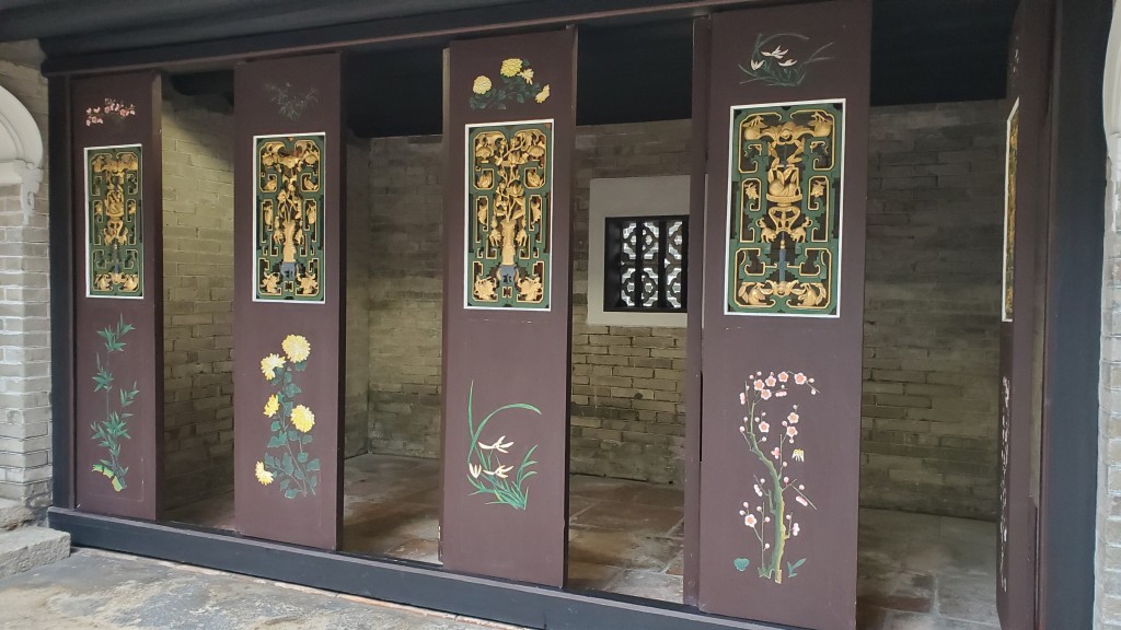 廂房前的門窗以梅蘭菊竹為題設計。