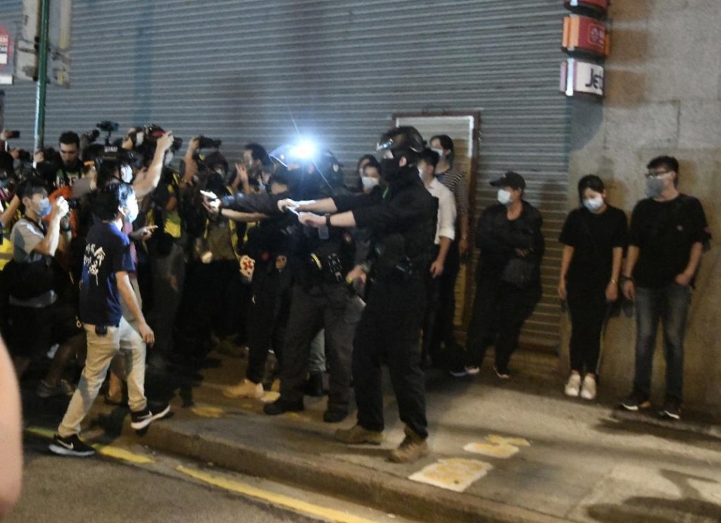 警方截查多人。