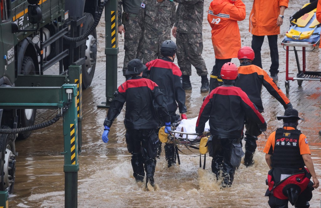 救援人员今早陆续寻获多名失踪者及尸体。路透社