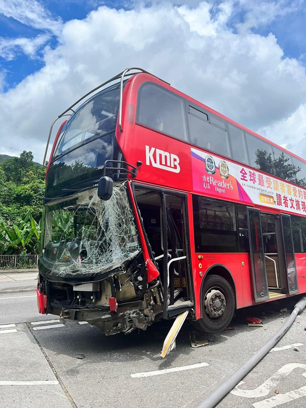九巴车头损毁严重。fb：车cam L（香港群组）