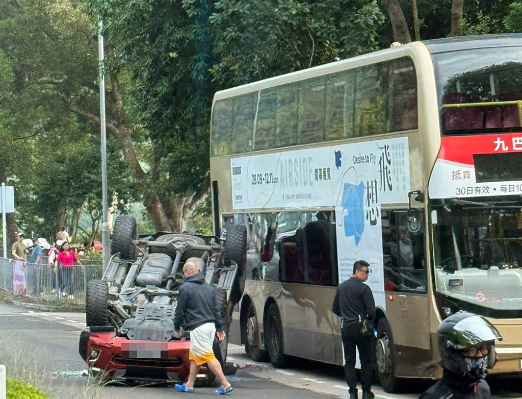 私家車撞巴士後翻側。fb：馬路的事討論區 
