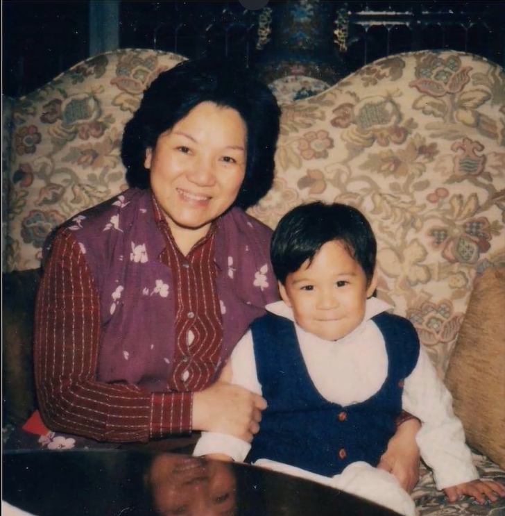 霍啟剛透露幾乎所有起居飲食、生活細節都由嫲嫲一手包辦。小時候的學費、書簿費,以至聖誕節學校交換禮物都由嫲嫲打點。