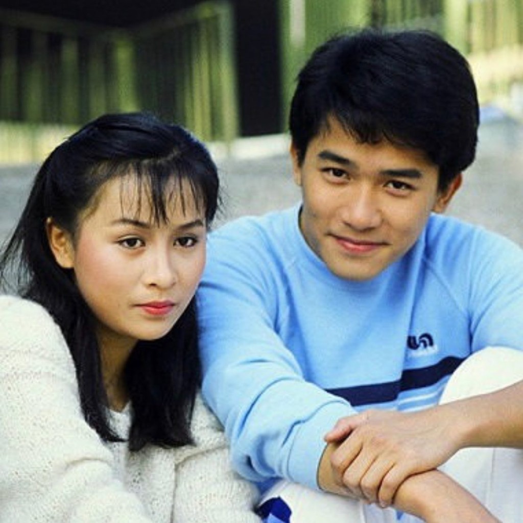 梁朝伟在1989年与刘嘉玲因合作舞台剧《花心大丈夫》开始交往。