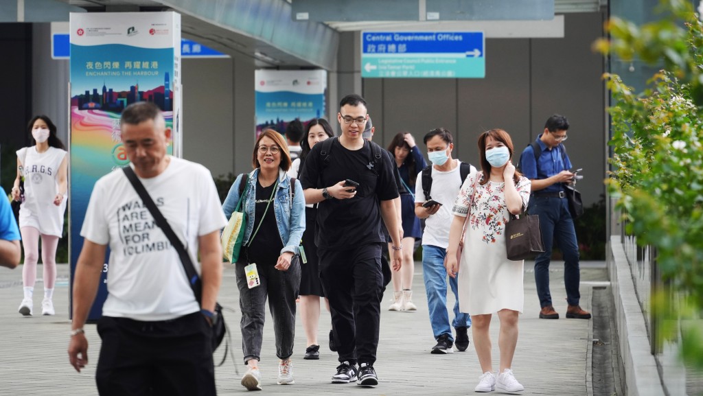 目前公務員幾乎人人自動「跳Point」,表現好壞待遇都相若,未能提升士氣。資料圖片 目前公務員幾乎人人自動「跳Point」,表現好壞待遇都相若,未能提升士氣。資料圖片