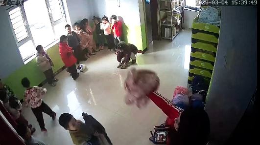 有家長表示在閉路電視影片，發現涉案幼兒園教師集體虐待孩童。抖音@遼寧盤錦幼兒園大規模nue童事件