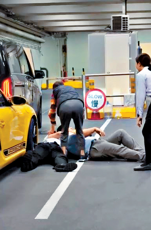 醫生與停車場男職員雙雙墮地。 