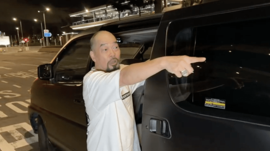撞車後，身穿T恤牛仔褲的葛民輝自行步出車廂，其後前往取回自己座駕，離開前還接受了記者訪問，講述車禍經過和感受。 蔡楚輝攝