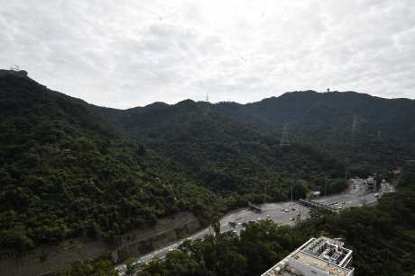 露台外望開揚翠綠東南山景。
