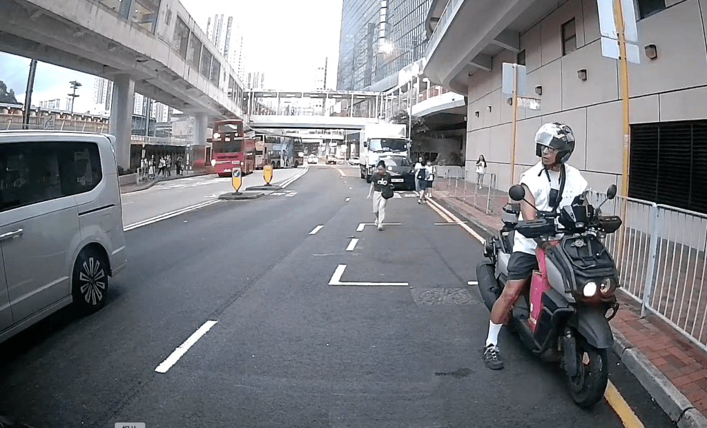 男童親友協助拾回個人物品。男童由行人路走出橫過西樓角路。Facebook 車cam L(香港群組)影片截圖 男童親友協助拾回個人物品。男童由行人路走出橫過西樓角路。Facebook 車cam L(香港群組)影片截圖
