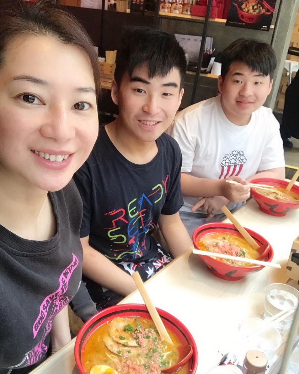 陳伶俐為前夫林敏驄生的兩個兒子也感情要好。