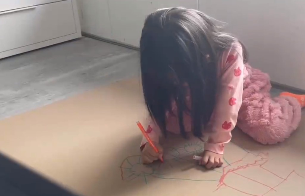 金小美喜歡在紙皮上隨心畫畫,每天會不停畫幾小時。(圖片來源:微博@都市快報)