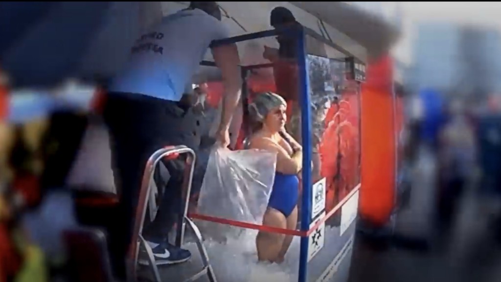 雅庫博斯卡僅穿永衣，工作人員慢慢將冰倒入容器中。 Youtube