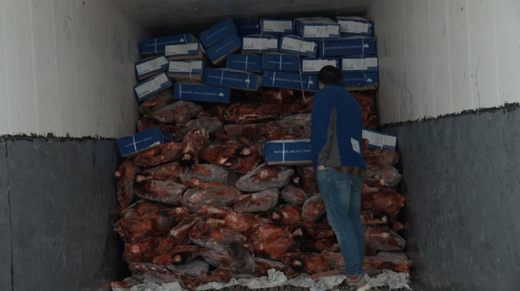 纪录片《谁的餐桌，谁的牧场》探讨青海牧民在低价进口肉冲击下的困境。受访者提供