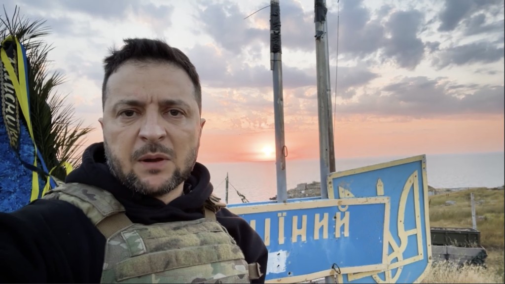 泽连斯基在俄罗斯入侵第500天公开登上蛇岛的影片。 Facebook@zelensky.official