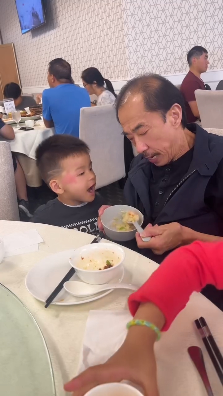 楊洛婷的爸爸弄孫為樂。 楊洛婷的爸爸弄孫為樂。