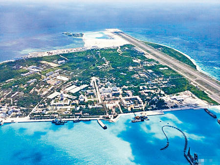 永興島位於西沙群島東部，是中國有常住居民的最南島嶼，面積約三點二平方公里，島上已修建機場跑道。
