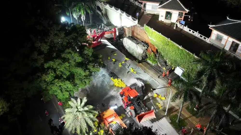 廣西南寧北大橋出現地陷。 中國安能一局 廣西南寧北大橋出現地陷。 中國安能一局