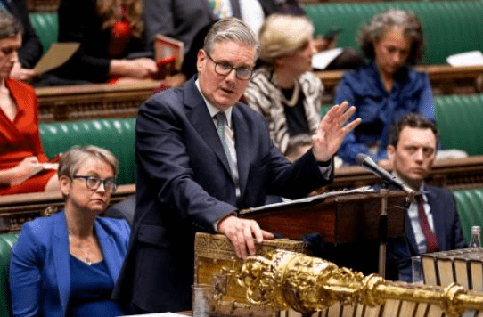 英國首相施紀賢(Keir Starmer)周三(15日)在國會答問大會上,就早前撤銷「中國間諜案」控罪一事再度接受質詢。法新社 英國首相施紀賢(Keir Starmer)周三(15日)在國會答問大會上,就早前撤銷「中國間諜案」控罪一事再度接受質詢。法新社