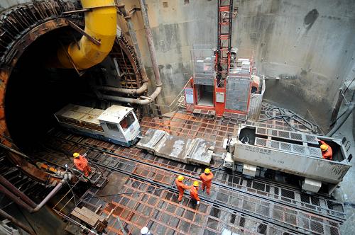 工程人员在穿黄工程隧洞内施工。新华社