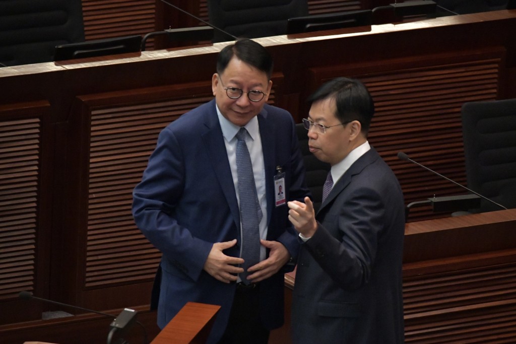 政务司司长陈国基（左）与财委会主席陈振英（右）在立法会进行交流。禇乐琪摄