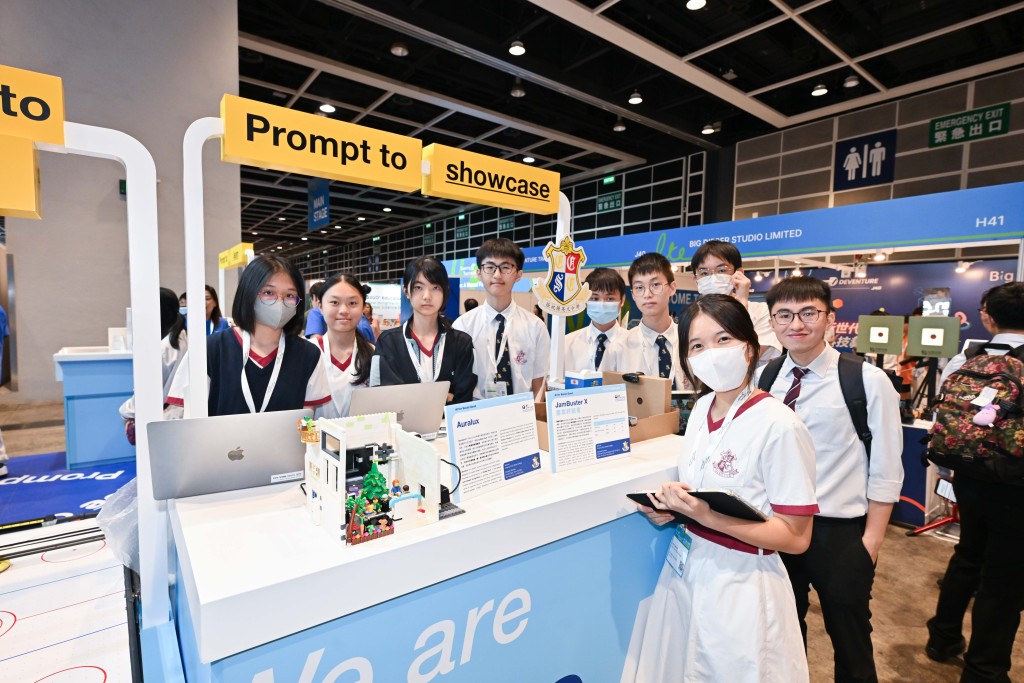 计划去年参展学与教博览，现场展位展示多项成果，吸引不少学生驻足参观。