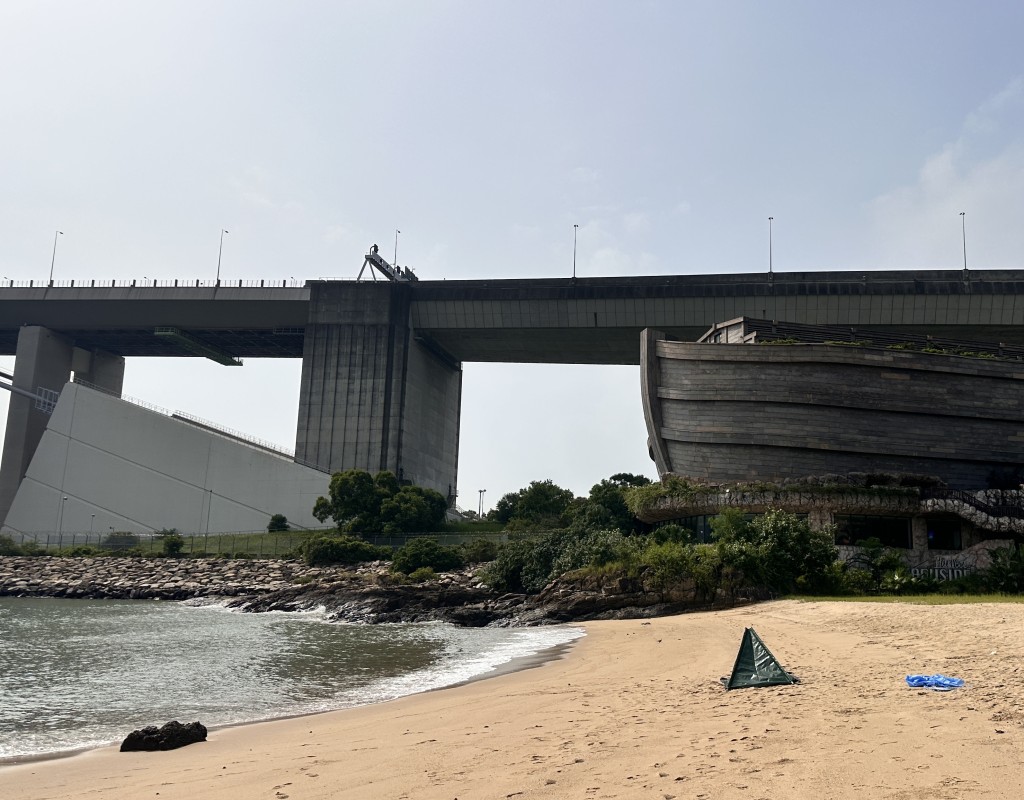 的士司机于青马大桥跳桥轻生，遗体在马湾泳滩被寻回。黎志伟摄