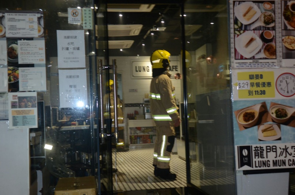 觀塘一間冰室疑煮食未有關火,導致起火冒煙。