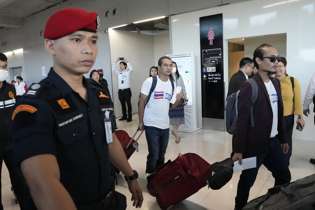 首批獲釋的17名泰國人返回泰國。美聯社