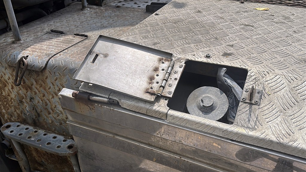 賊人打開油缸抽乾柴油。劉漢權攝