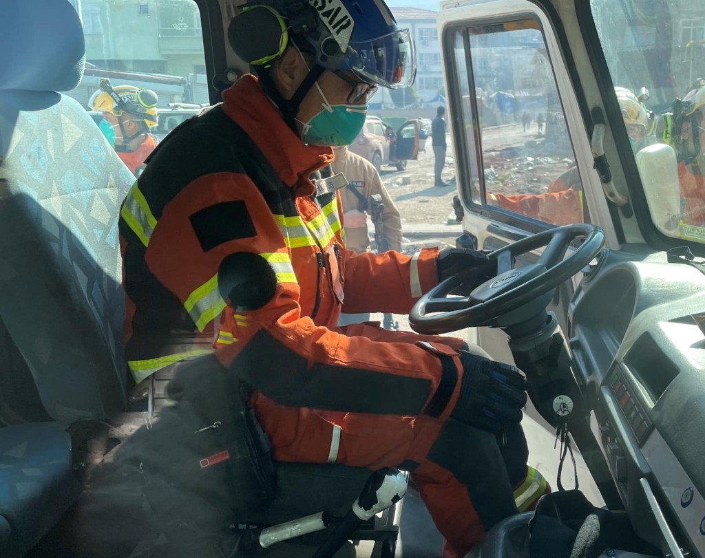 消防處工程組人員以藍色頭盔作識別。消防處fb圖片