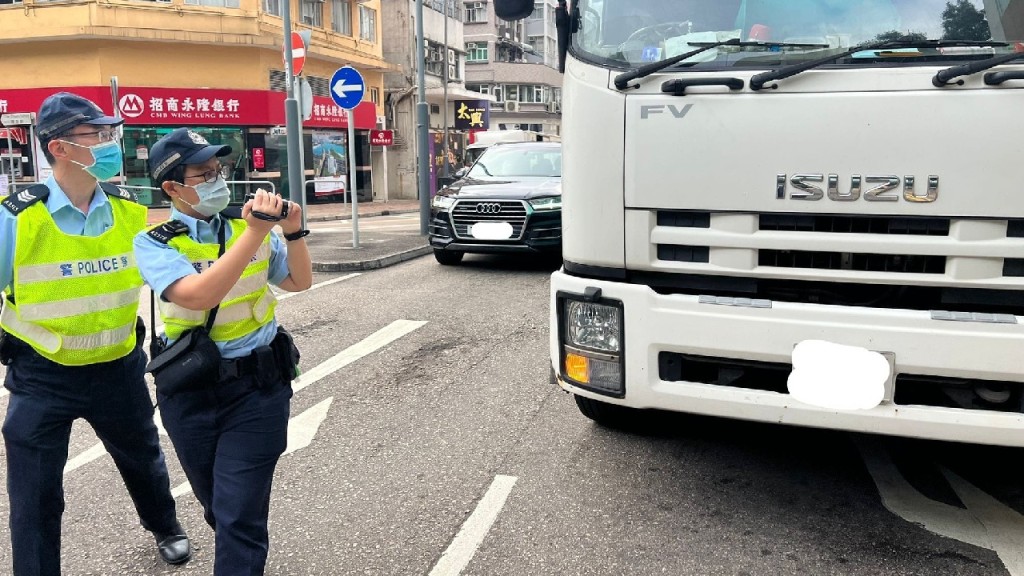 田心警區大圍街頭執法 半日連派75張「牛肉乾」