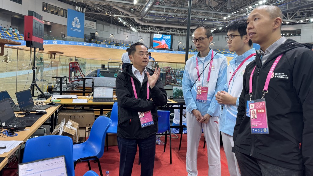 黃志光（左一）昨日到香港單車館視察場地自行車比賽終點處，了解各項設備的運作效能。政府新聞處