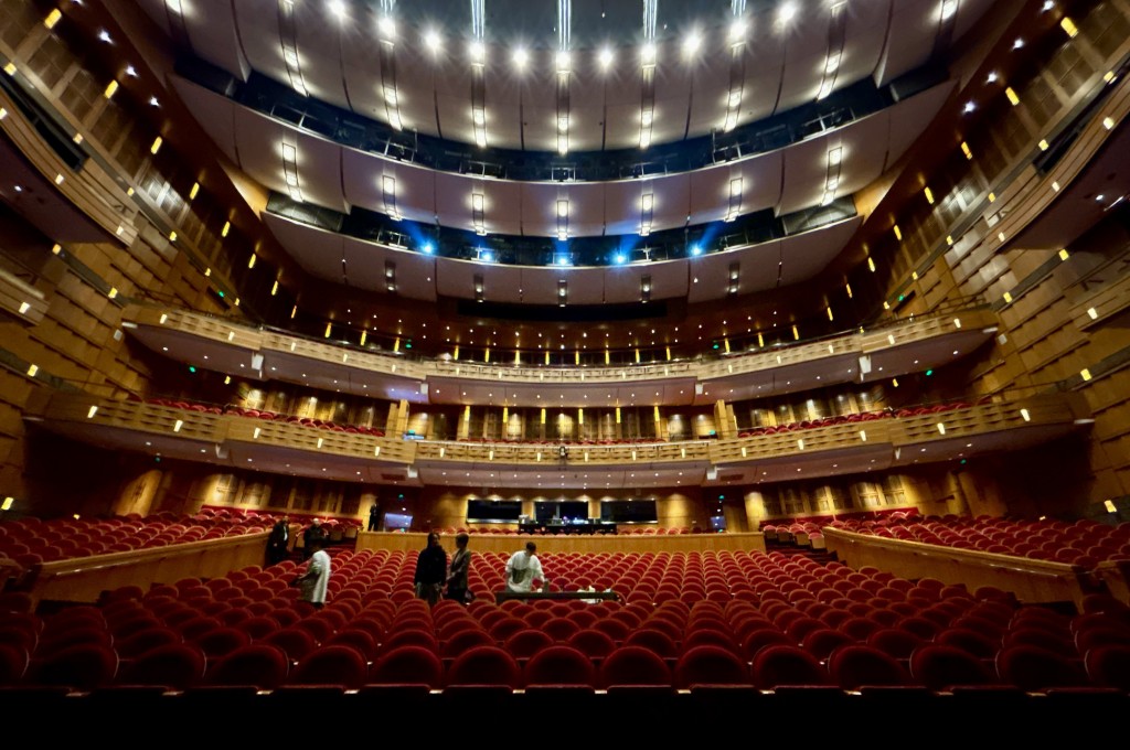 上海大剧院等不同演艺机构及场地的营运管理、艺术制作等经验，值得参考。