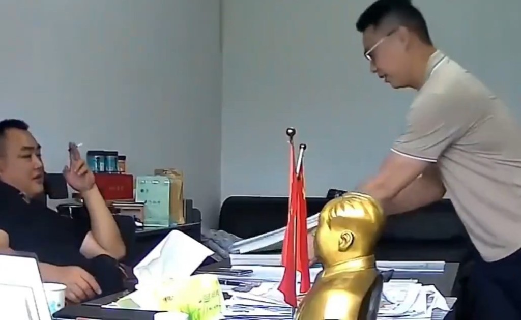 閉路電視拍下湖南常德一國企董事長涉貪污的影片。微博@莊志明律師 閉路電視拍下湖南常德一國企董事長涉貪污的影片。微博@莊志明律師