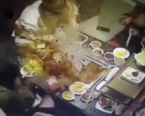 打火机发生爆炸，顾客及服务员均被锅中红油喷溅。（网图）