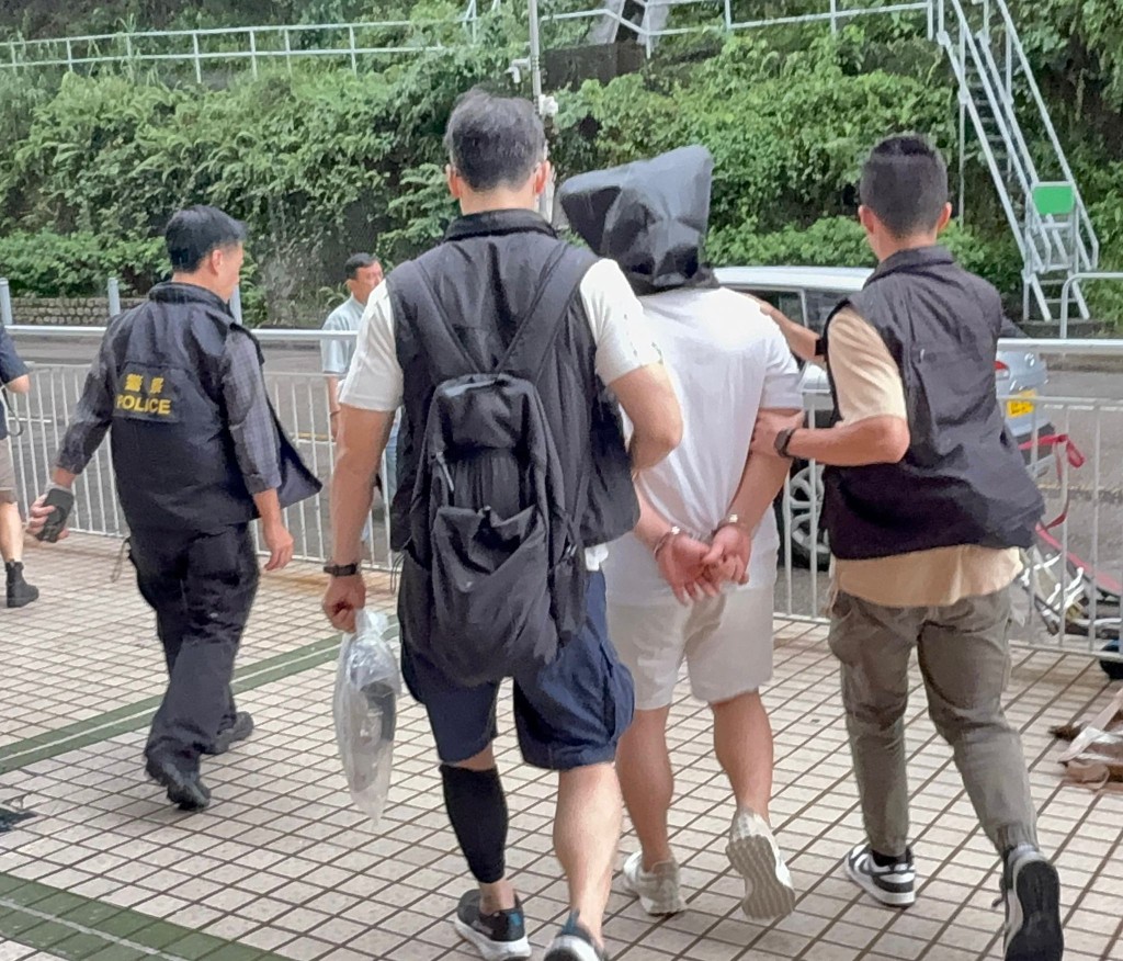 兩名被捕人分別16及32歲。