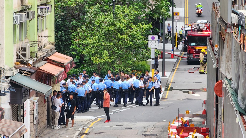 大批警員在場戒備。 大批警員在場戒備。