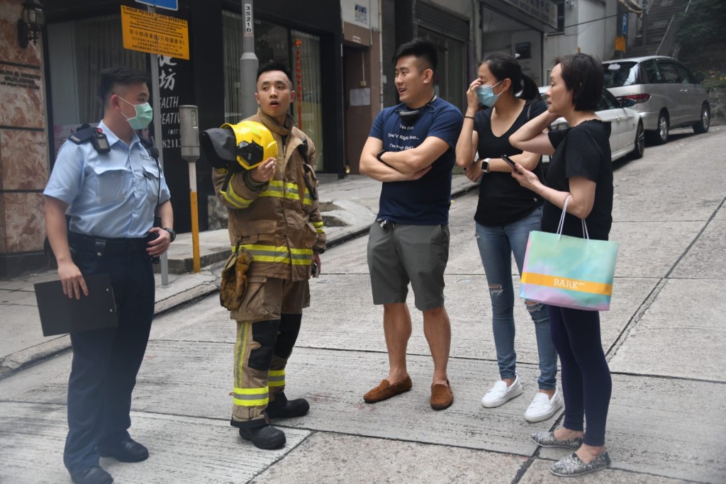 警方及消防員到場將火救熄。楊偉亨攝