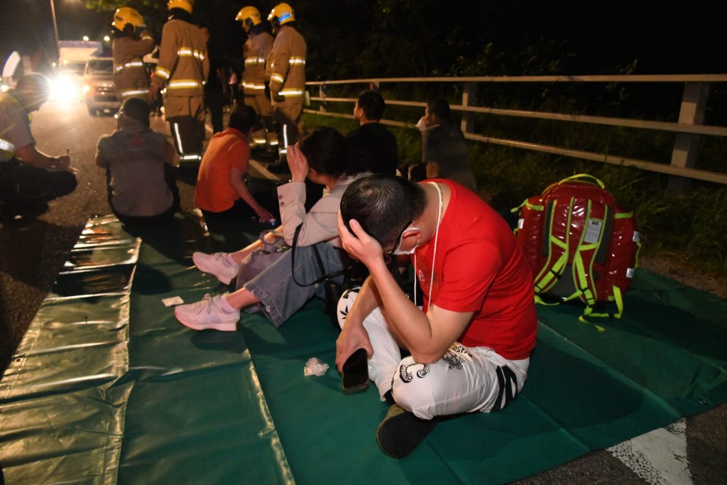 車禍後，多名乘客坐在路邊。黎志偉攝