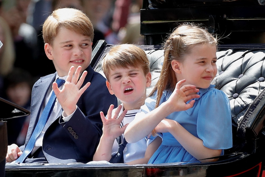 喬治王子與弟妹合照。REUTERS
