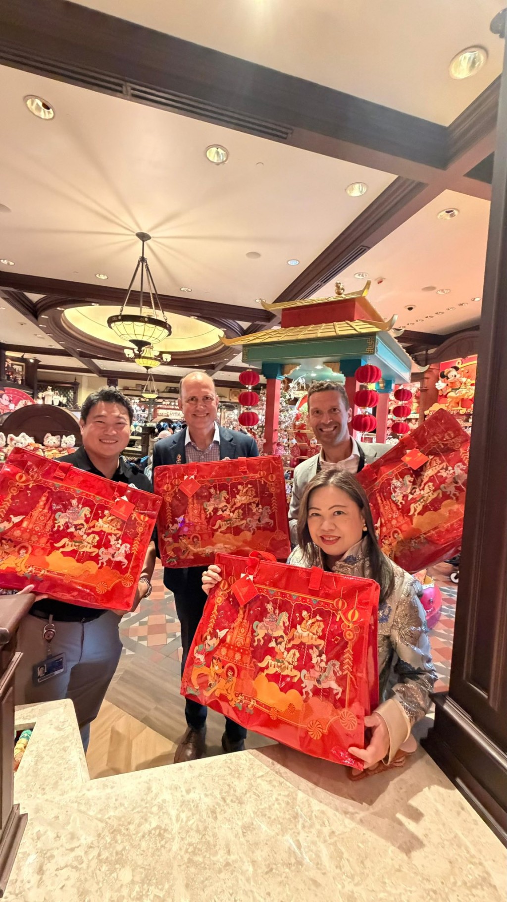 羅淑佩在迪士尼大街商店購買新春福袋。羅淑佩FB