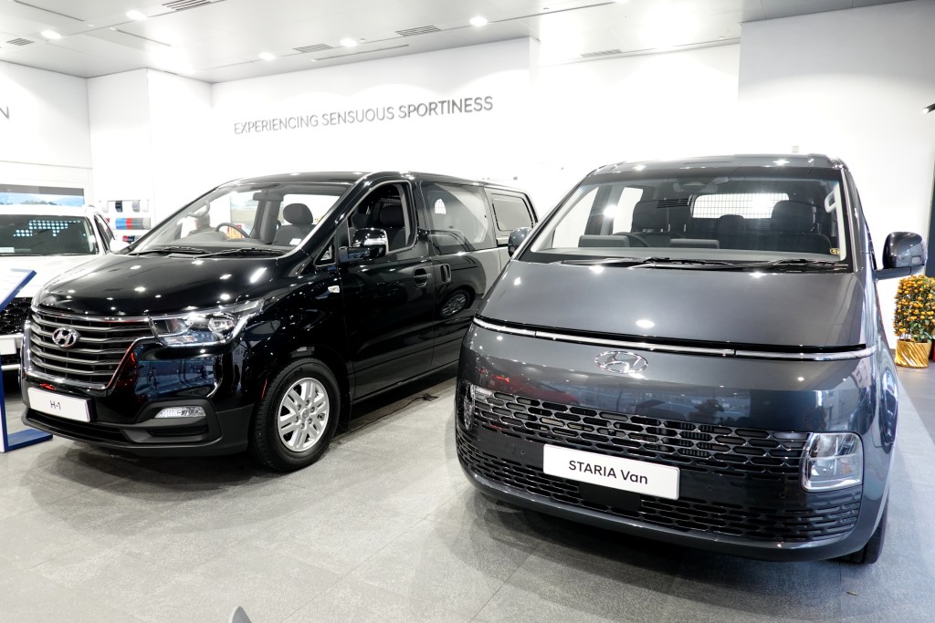 現代Staria客貨車(右)即日起在九龍灣專店首展。